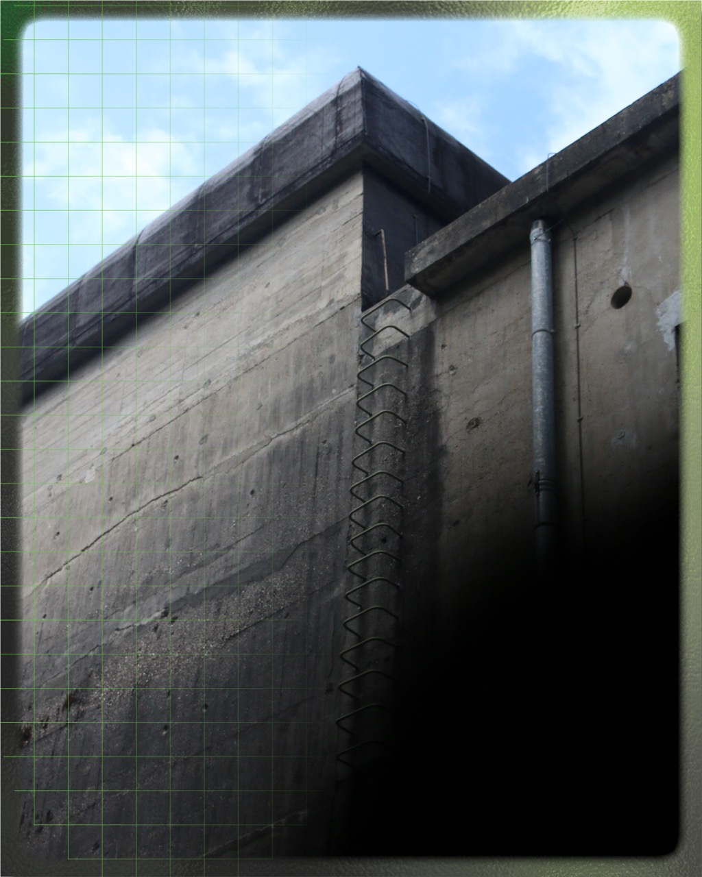 Details van de Bunker: een trap van staal naar het dak.